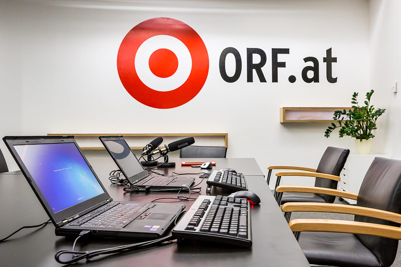 Redaktionsraum mit ORF.at-Logo