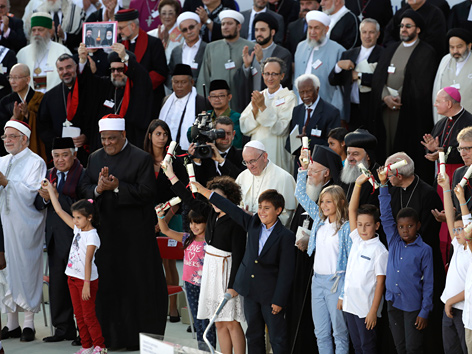 Vertreter der Weltreligionen mit Kindern beim Friedensgebet in Assisi