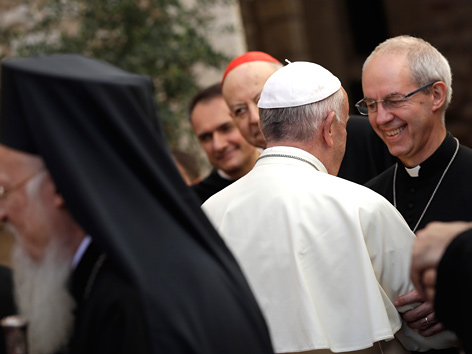 Papst Franziskus und Anglikanerprimas Justin Welby beim Friedensgebet in Assisi