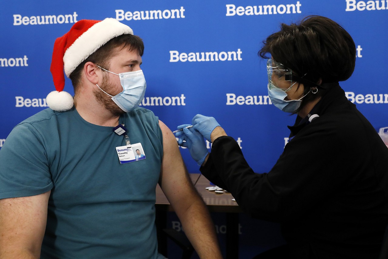 Un operatore sanitario americano è stato tra i primi a essere vaccinato il 15 dicembre 