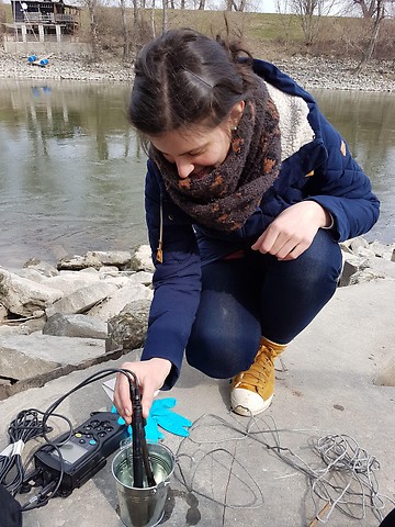 Laborassistentin Teja Urankar misst pH-Wert, Temperatur und elektrische Leitfähigkeit der Flusswasserproben während der Probenahmekampagne an der Donau in Wien 
