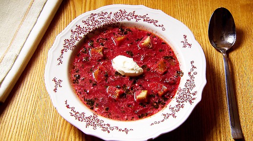 Ein Teller Rote-Rüben-Suppe