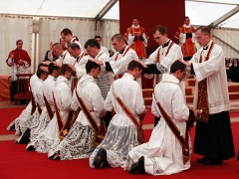 Piusbrüder beim Weihen von Priestern