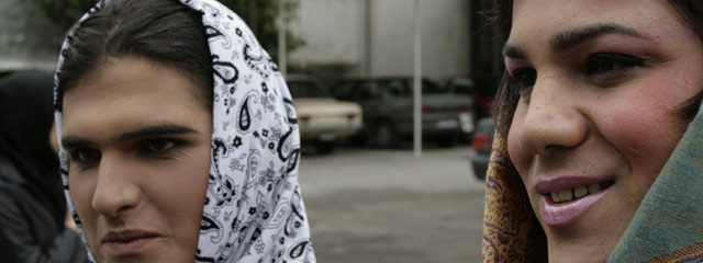 Eine geschminkte transsexuelle Iranerin mit Kopftuch blickt nach links.