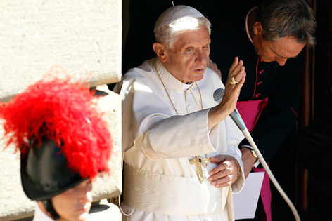 Papst Benedikt XVI. erteilt den Segen