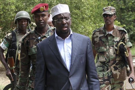 Somalias Präsident Scheich Scharif Scheich Ahmed mit Soldaten