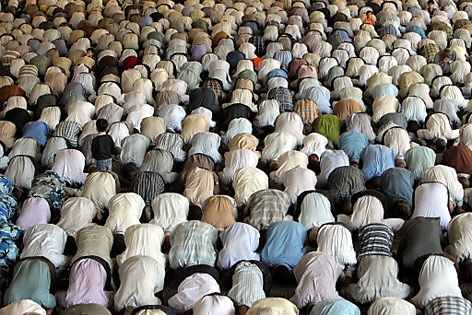 Muslimische Männer beim Beten im Ramadan
