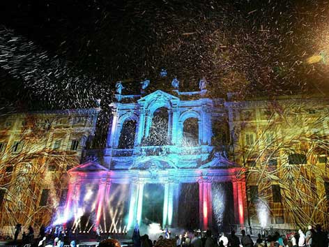 Die Basilika Santa Maria Maggiore ist während des Spektakels bunt beleuchtet.