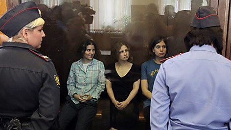 DIe Mitglieder der Rockband Pussy Riot Yekaterina Samutsevich (Links ), Maria Alyokhina (Mitte) and Nadezhda Tolokonnikova (Rechts) in einem Glaskäfig im Khamovnichesky Gericht in Moskau.