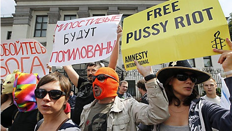 Demonstranten protestieren für die Freilassung der Mitglieder der Band Pussy Riot vor der russischen Botschaft in Kiev.