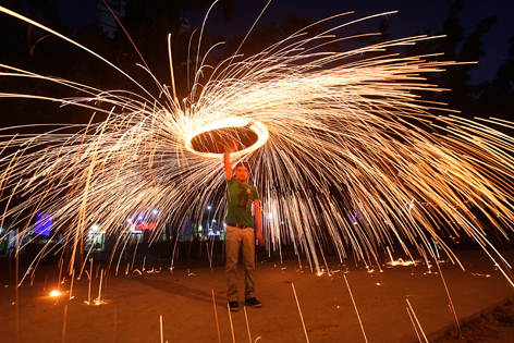 Junger Mann feiert mit Feuerwerk Ende des Ramadan