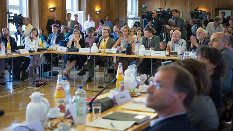Der Deutsche Ethikrat bei seiner öffentlichen Sitzung zum Thema Beschneidung minderjaehriger Buben aus religiösen Gründen.