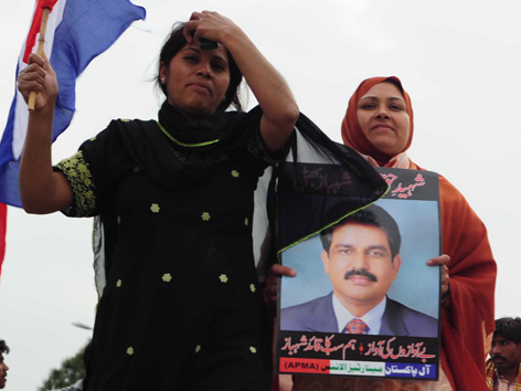 Zwei Frauen protestieren nach der Ermordung von Shahbaz Bhatti, Minister für Minderheiten.