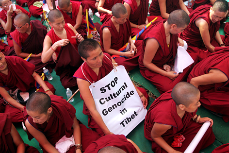 Friedlicher Protest exiltibetischer Mönche und Nonnen in Neu-Delhi