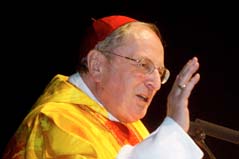 Kardinal Joachim Meisner vor einem Mikrofon