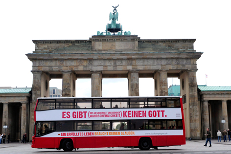 Bus mit atheistischem Plakat vor Brandenburger Tor