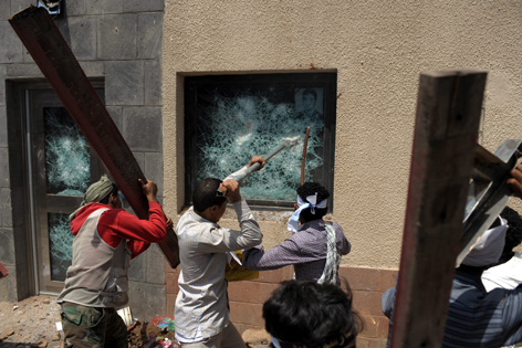 Demonstranten zerstören Fenster von US Botschaft in Sana