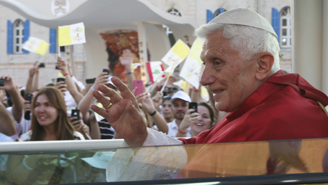 Papst Benedikt auf der Fahrt in seinem Papamobil zu einer Begegnung mit Jugendlichen.