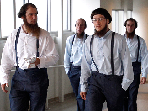 Amisch-Männer in einem US-Gerichtsgebäude