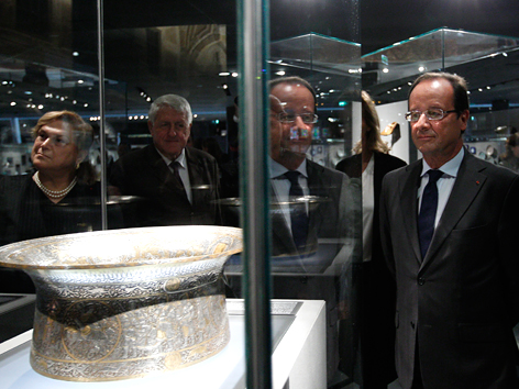 Frankreichs Präsident Francois Hollande in der Islam-Abteilung des Louvre