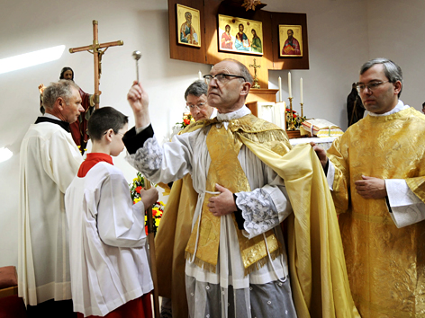 Pater Franz Schmidberger, (3. v. r.) bei der Weihe einer Kapelle in Fulda im Juni 2009