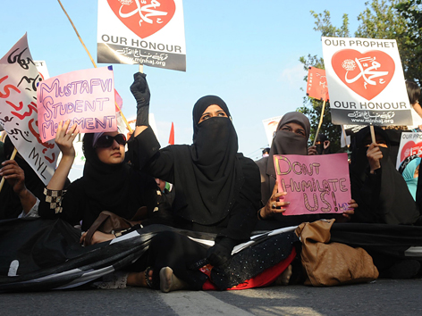 Frauen protestieren gegen antiislamischen Film in Lahore, Pakistan