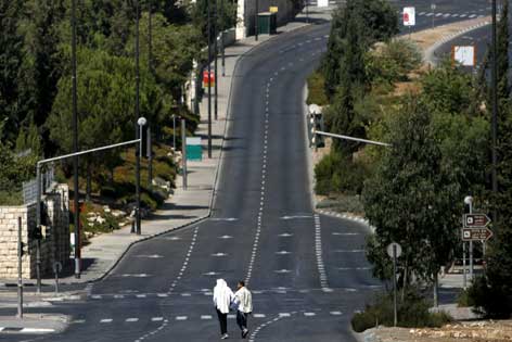 Männer auf einer Straße zu Jom Kippur in Israel