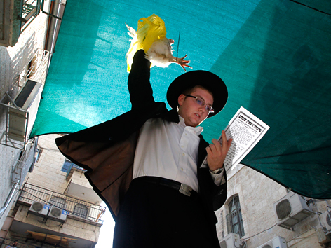 Orthodoxer Jude beim Kaparot-Ritual mit Huhn über dem Kopf am Feiertag Jom Kippur