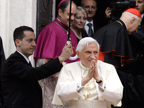 Kammerdiener Paolo Gabriele hält einen Schirm über Papst Benedikt XVI.