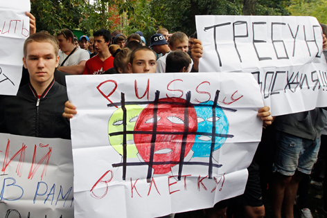 Anhänger der russich-orthodoxen Kirche protestieren gegen Pussy Riot