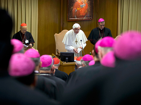 Papst Benedikt XVI. spricht bei der Bischofssynode im Vatikan