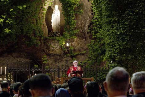 Papst Benedikt XVI. mit Pilgern in Lourdes