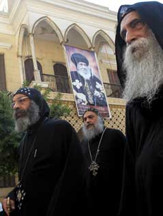 Die drei Kandidaten für das Amt des koptischen Kirchenoberhaupts am Weg zu einer Messe.