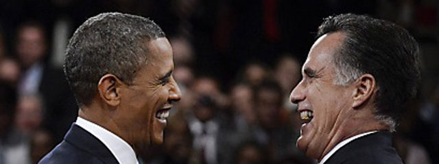 Barack Obama und Mitt Romney begrüßen sich auf einer Bühne.