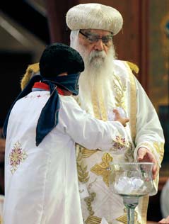 Bub mit verbundenen Augen beim Ziehen des Namens des neuen koptischen Papstes.