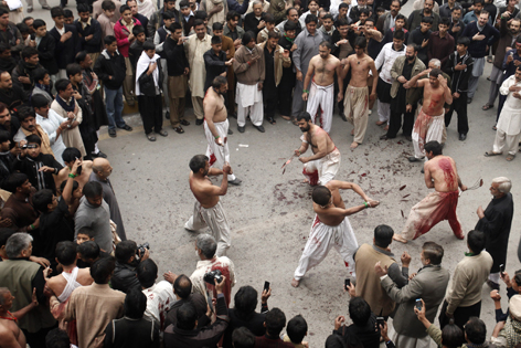 Geißler beim Aschura-Fest in Pakistan