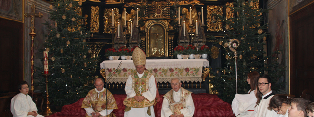 Abt, Patres und Ministranten zu Weihnachten vor dem Hochaltar
