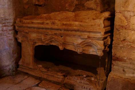 Der aufgebrochene Sarkophag des Nikolaus von Myra