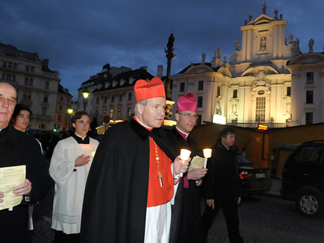 Kardinal Christoph Schönborn bei einer Lichterprozession anlässlich Mariä Empfängnis in der Wiener Innenstadt