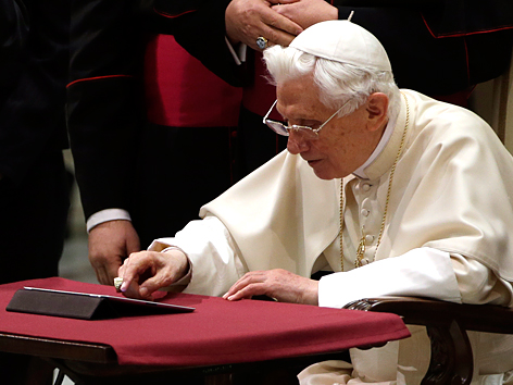 Papst Benedikt XVI. beim Absetzen seiner ersten Twitter-Botschaft
