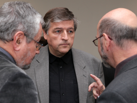 Helmut Schüller im Gespräch mit Mitgliedern der Pfarrer-Initiative