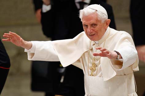 Papst Benedikt XVI winkend