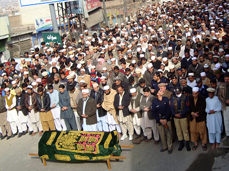 Trauernde bei Beerdigung eines der Opfer des Anschlags vom 11. Jänner im Südwesten Pakistans