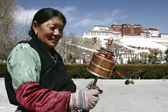 Eine Frau pilgert nach Lhasa