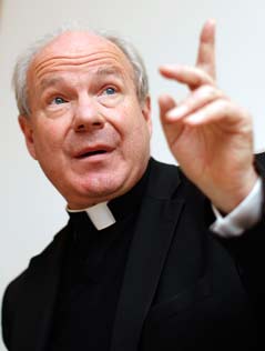 Kardinal Christoph Schönborn gestikulierend
