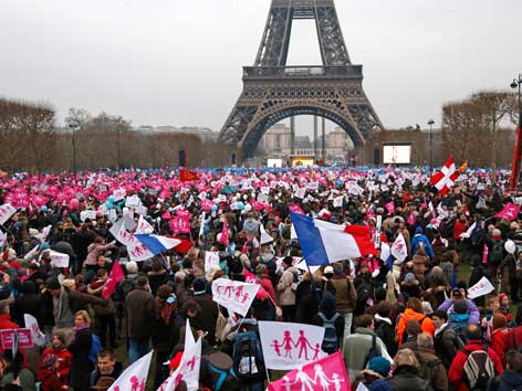 Demonstranten vor dem pariser Eiffelturm.