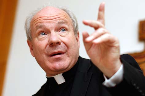 Kardinal Christoph Schönborn mit erhobenem Zeigefinger