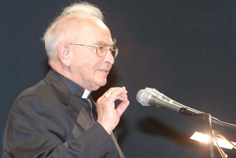 Altbischof Reinhold Stecher bei einer Rede 2002