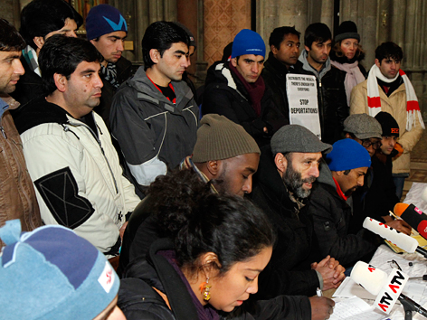 Flüchtlinge in der Votivkirche bei einer Pressekonferenz zur Bekanntgabe des ausgesetzten Hungerstreiks