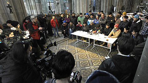 Flüchtlinge in der Votivkirche bei Pressekonferenz
